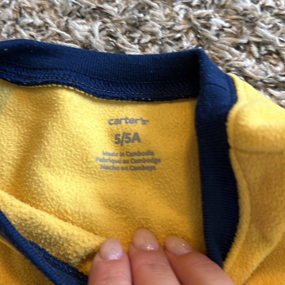 Like new fleece Carter’s size 5 fleece pajamas. 3 - Picture 3 of 5